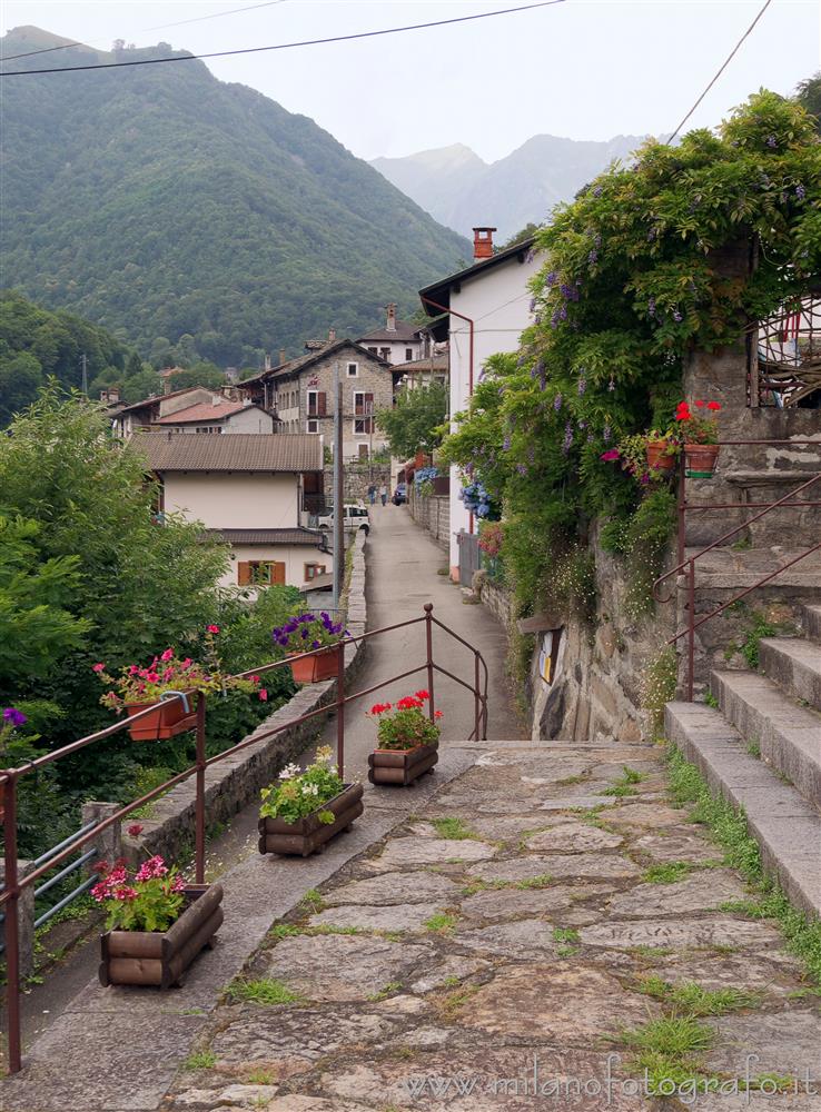 Valmosca frazione di Campiglia Cervo (Biella) - Il paese visto dal sagrato dell'Oratorio di San Biagio